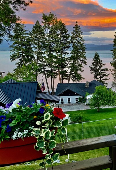 Modern cottage with amazing views of Flathead Lake and the Rocky Mountains