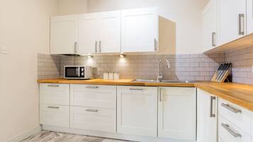 Kylskåp, mikrovågsugn, ugn och spishäll