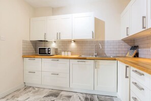 Fridge, microwave, oven, stovetop - 2 Bed Apartment by Tower Bridge (London)