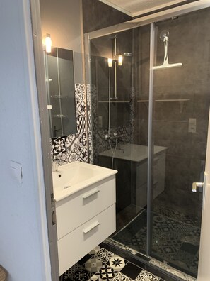Douche, sèche-cheveux