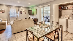 Smart TV, books - ⛱️10 minutes⏱️ till you building sand castles and catching sun ☀️ rays (Fort Walton Beach)