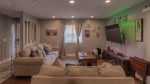 Smart TV, books - ⛱️10 minutes⏱️ till you building sand castles and catching sun ☀️ rays (Fort Walton Beach)