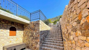 Eine Steintreppe führt zu einem Gebäude mit einem Metallgeländer.