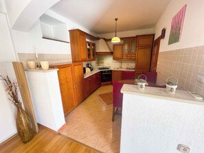 冷蔵庫、電子レンジ、オーブン、コンロ