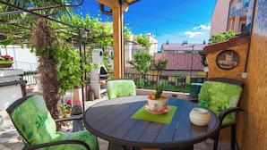 A round table with chairs, a small decorative item, and a potted plant. - Holiday home With air conditioning in every room and a large garden with barbecue (Crikvenica)