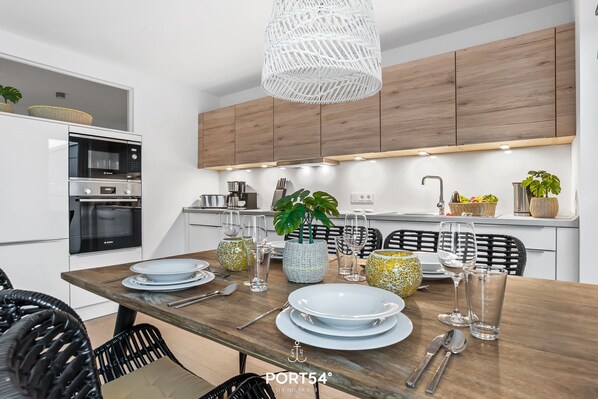 Køleskab, mikrobølgeovn, ovn, kogeplade