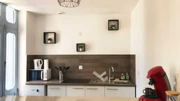 Réfrigérateur, plaque de cuisson, cafetière/bouilloire