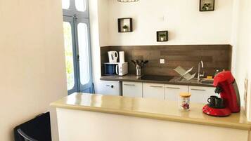 Een koelkast, een kookplaat, een koffiezetapparaat/waterkoker