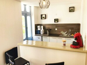 Réfrigérateur, plaque de cuisson, cafetiÚre/bouilloire