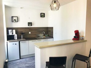 Fridge, stovetop, coffee/tea maker, electric kettle