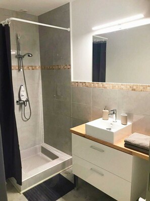 Douche, sèche-cheveux, serviettes fournies, savon