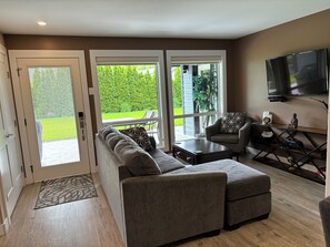 Smart TV, stereo - Legal 2 bedroom suite conforms to the new 2024 Short Term Rental Regulations.  (Oliver)
