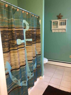 Ensemble douche/baignoire, sèche-cheveux, peignoirs, serviettes fournies