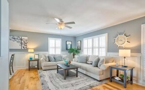 Smart TV, books - ⭐️Waterfront with dock, kayak, bikes, 4 bdrms, porch & firepit! Bring your boat! (Ocean Isle Beach)