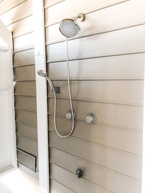 Shower, hair dryer, soap, shampoo - ⭐️Waterfront with dock, kayak, bikes, 4 bdrms, porch & firepit! Bring your boat! (Ocean Isle Beach)