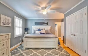 4 bedrooms, desk, iron/ironing board, travel cot