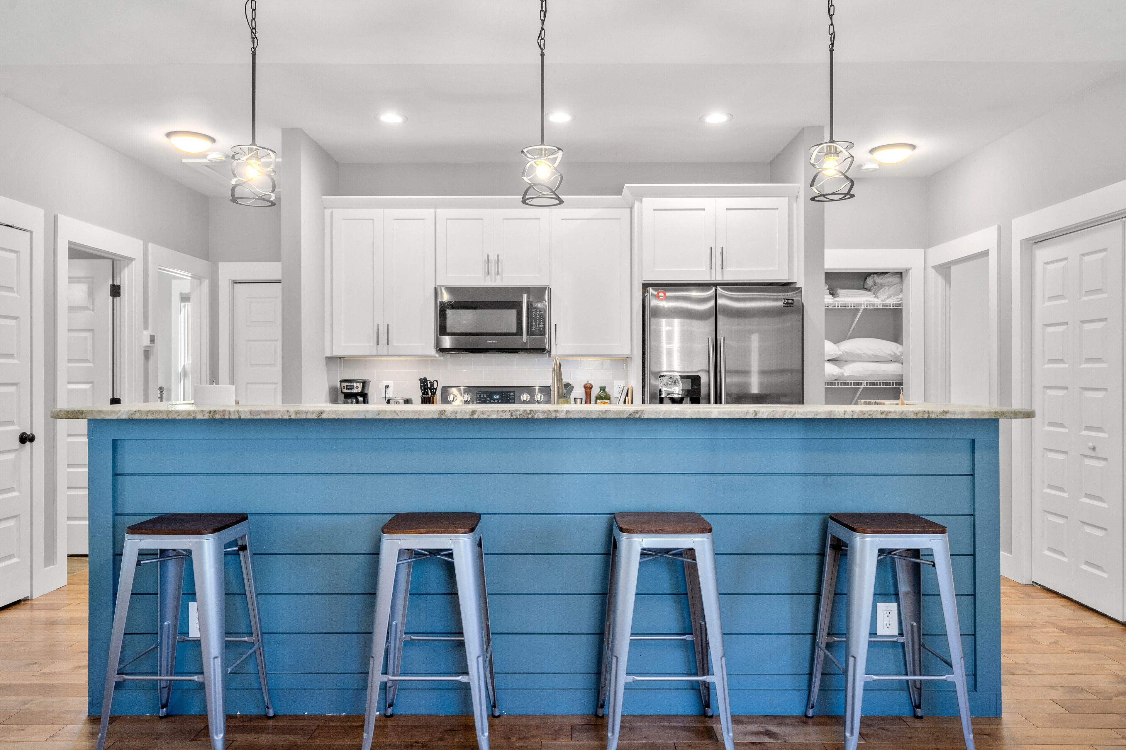 Frigorifero, microonde, forno, piano cottura