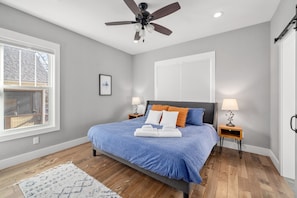 3 chambres, fer et planche à repasser, lit de bébé portatif