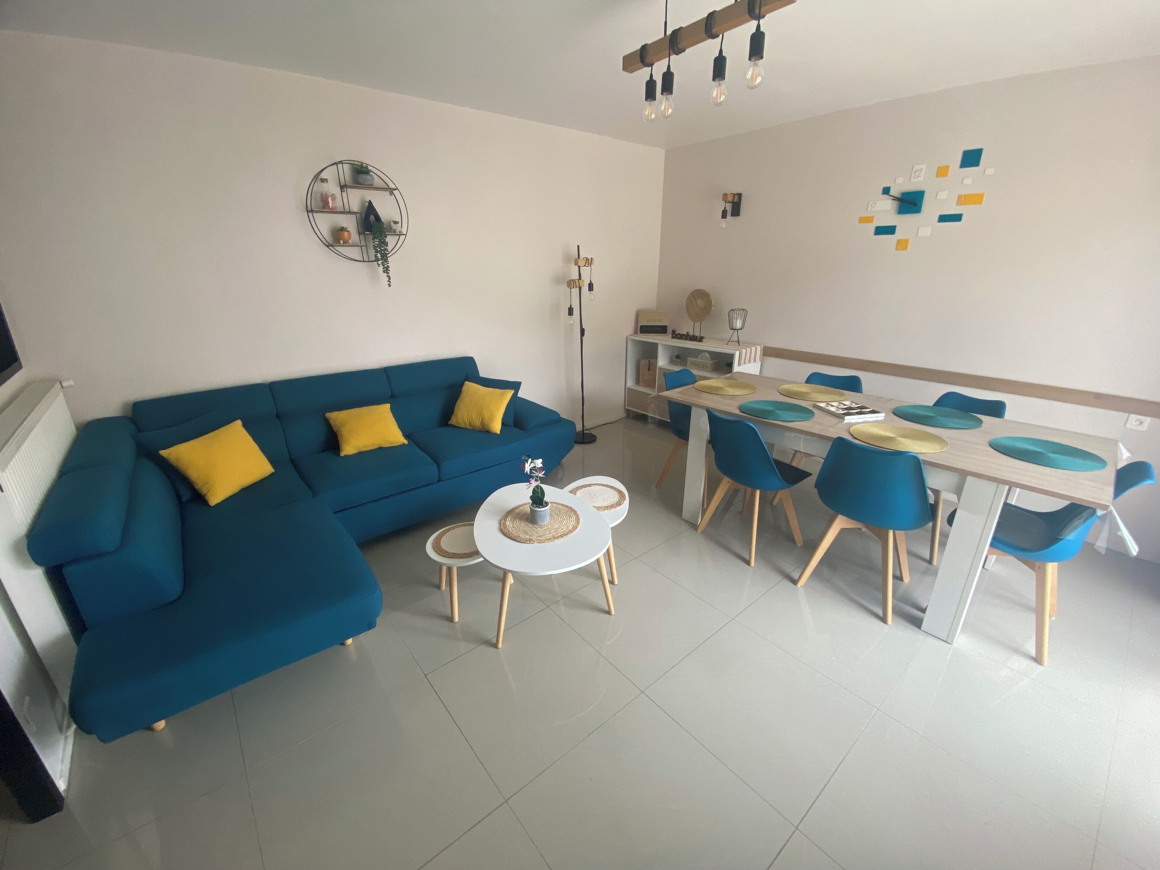 Televisie, een dvd-speler en een stereo