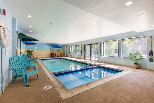 Walk to Gondola in 8 minutes/Pool and Hot Tub/Fitness Room