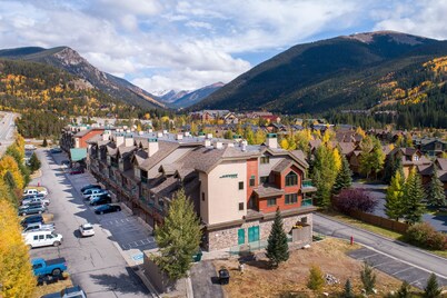 Walk to Gondola in 8 minutes/Pool and Hot Tub/Fitness Room