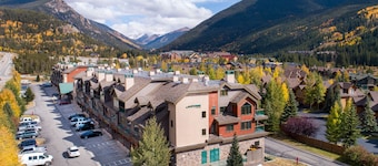 Walk to Gondola in 8 minutes/Pool and Hot Tub/Fitness Room