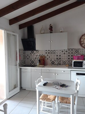 Fridge, microwave, stovetop, dishwasher - Villa sleeps 6 air-conditioned 5 minutes walk from the beach Santa Giulia. Sea view (porto-vecchio)