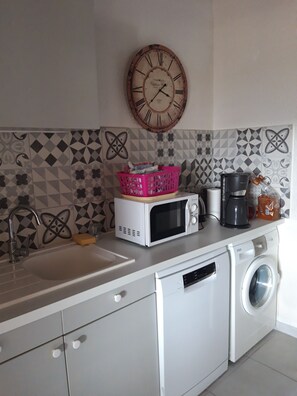 Interior - Villa sleeps 6 air-conditioned 5 minutes walk from the beach Santa Giulia. Sea view (porto-vecchio)