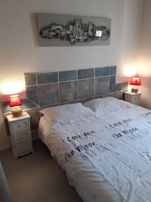 1 Schlafzimmer, Schreibtisch, Bügeleisen/Bügelbrett, Reisekinderbett