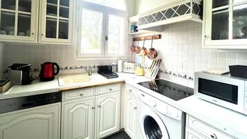 Een koelkast, een microgolfoven, een oven, een kookplaat