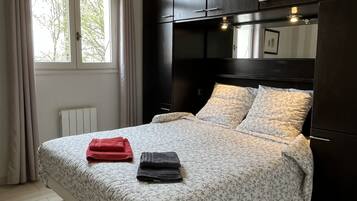 2 chambres, fer et planche à repasser, lit parapluie, Wi-Fi gratuit