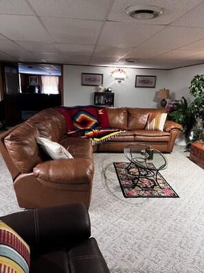 Smart TV, fireplace, computer monitors - The French Riviera  2000 sq ft 2+ bedroom Private Pool (Aurora)