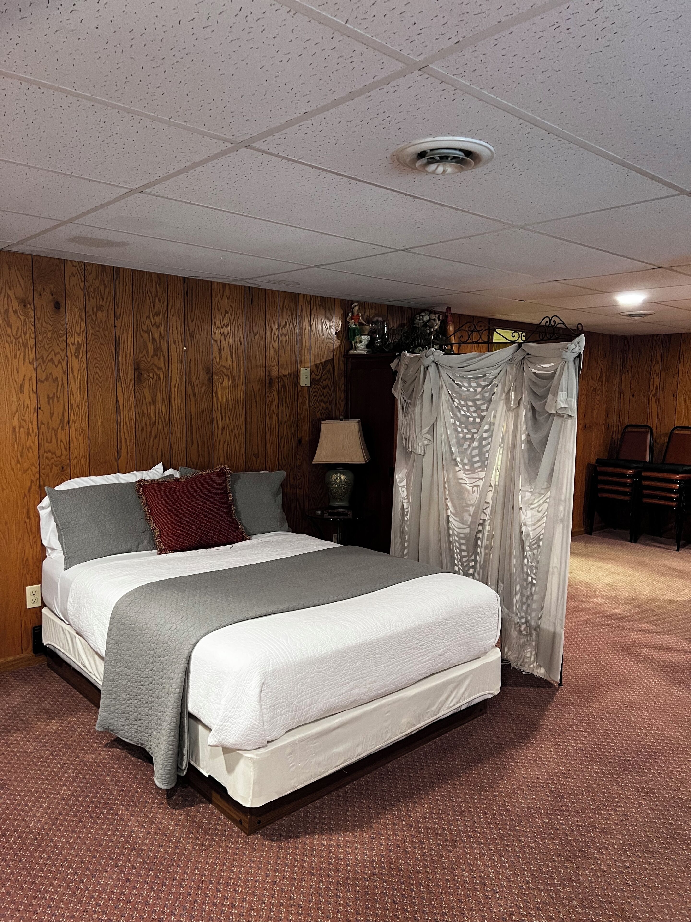 3 bedrooms, desk, iron/ironing board, travel crib