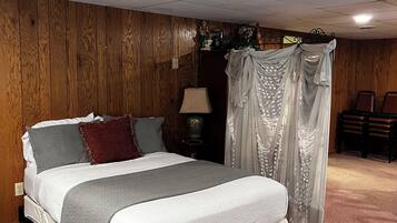 3 bedrooms, desk, iron/ironing board, travel crib