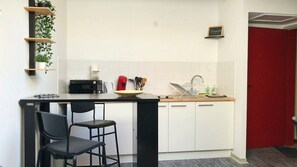 Mikroaaltouuni, liesi, kahvin-/teenkeitin, vedenkeitin