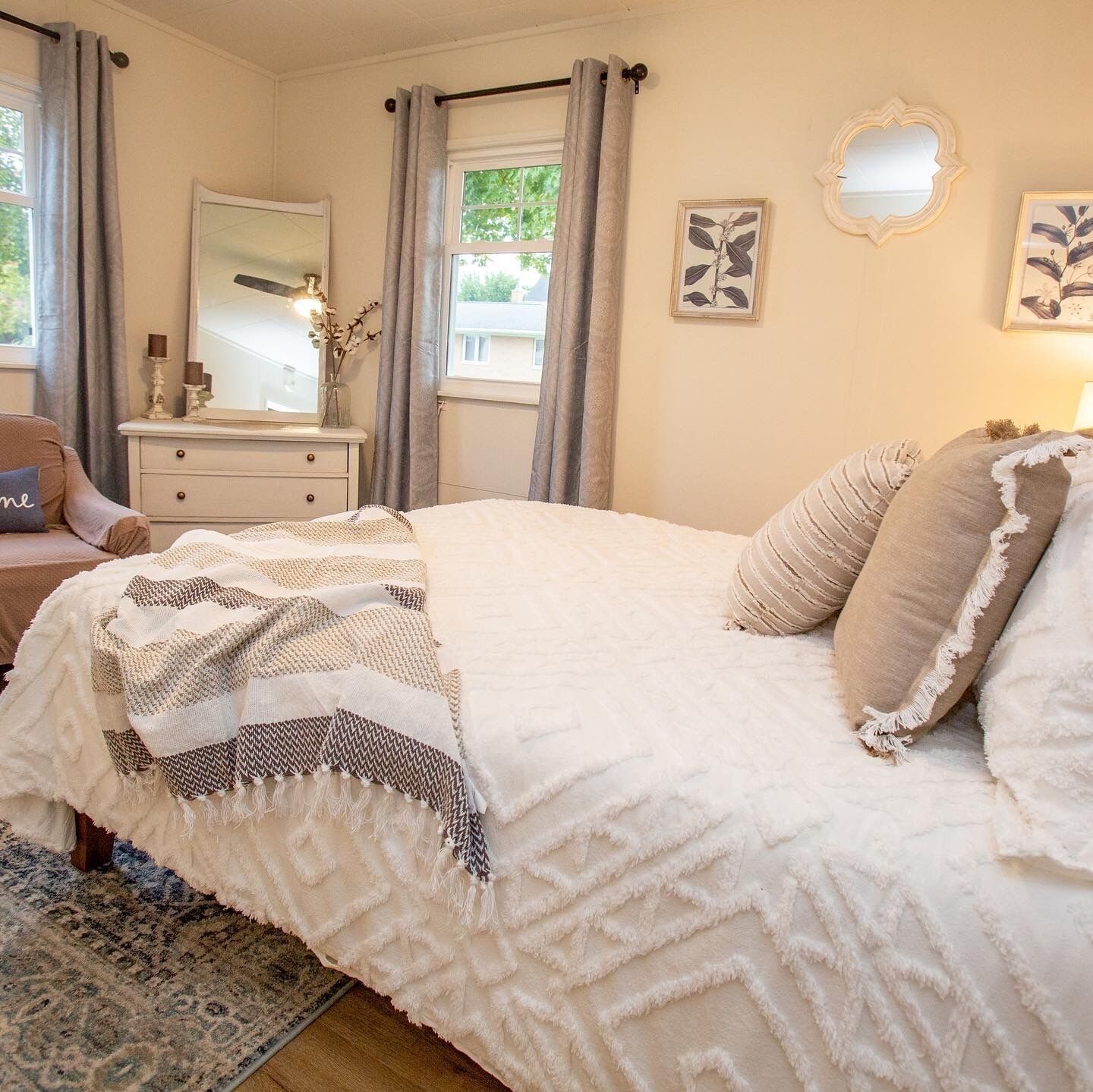 2 dormitorios, tabla de planchar con plancha, cuna de viaje