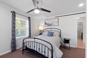 3 bedrooms, desk, iron/ironing board, travel crib