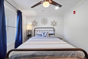 3 soverom, skrivebord, strykejern/-brett og reiseseng for barn