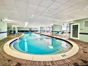 Una piscina cubierta, una piscina climatizada