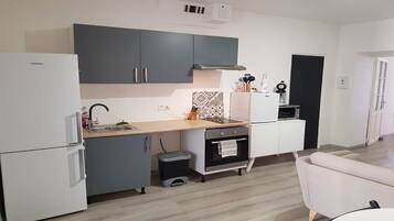 Réfrigérateur, micro-ondes, four, plaque de cuisson