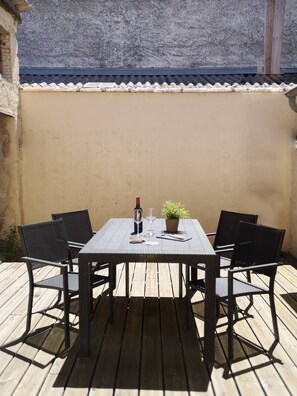 Outdoor dining - GET ★ QUIET ★ WIFI TERRACE (Revel)