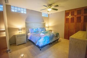 1 habitación, tabla de planchar con plancha, wifi gratis y ropa de cama 