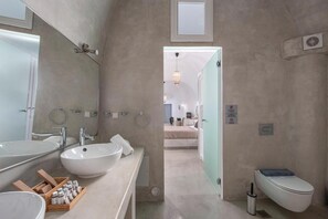 Shower, free toiletries, hair dryer, towels - Exclusive Plan Suites (Firostefani Thira)