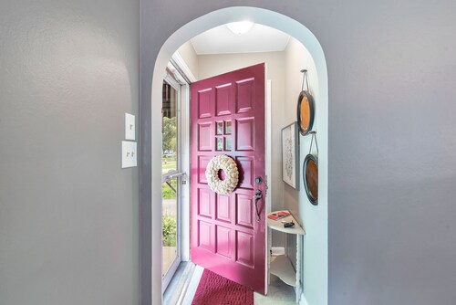 King-sized bed, Family and pet friendly, Full kitchen, Laundry room, Garage