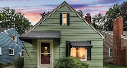 King-sized bed, Family and pet friendly, Full kitchen, Laundry room, Garage