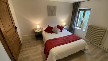 4 chambres, bureau, fer et planche Ă repasser, lit parapluie