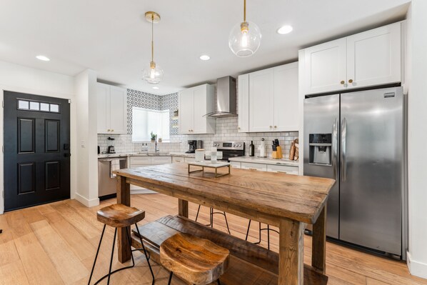 Fridge, microwave, oven, stovetop - Prime Arcadia House with Pool and close to Restaurants + Shopping (Phoenix)