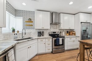 Fridge, microwave, oven, stovetop - Prime Arcadia House with Pool and close to Restaurants + Shopping (Phoenix)