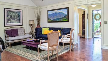 Älytelevisio, takka, DVD-soitin, pöytäjalkapallopöytä