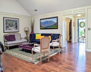 TV connectée, cheminée, lecteur de DVD, baby-foot